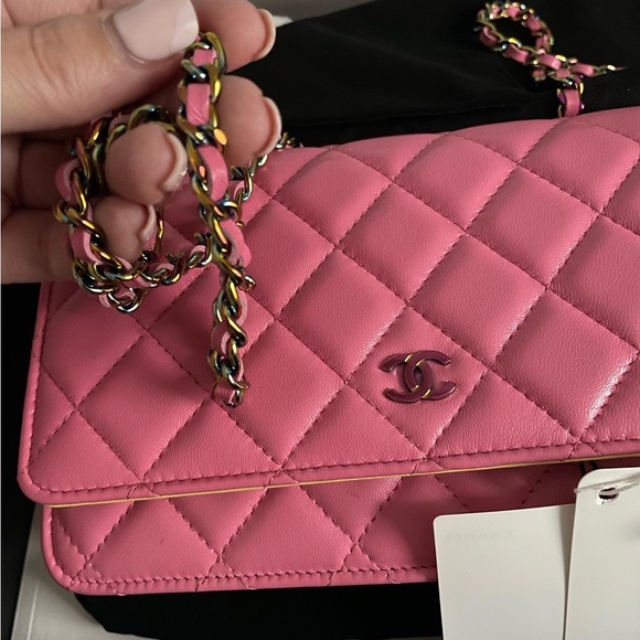 CHANEL PINK 21P WOC IRIDESCENT HARDWARE LIMITED EDITION Beautiful 💕 ❌sold FF❌ - Picture 12 of 16